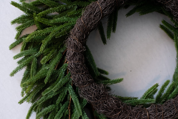Vita Domi 30" Real Touch Norfolk Pine Wreath, Christmas Wreaths for front door outdoor, Green Wreath Christmas, Faux Cedar Wreath, Window Wreaths, Evergreen Wreath, Large Christmas Wreath w / 140 Tips